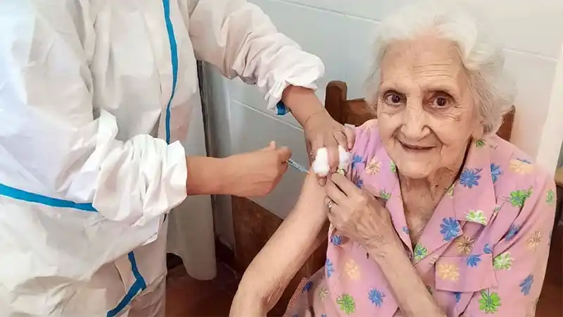 Comienza el operativo de vacunación contra el Covid para mayores de 70 años