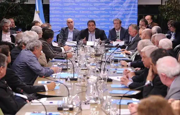 Sin acuerdo, el gobierno subió el salario mínimo a 10 mil pesos