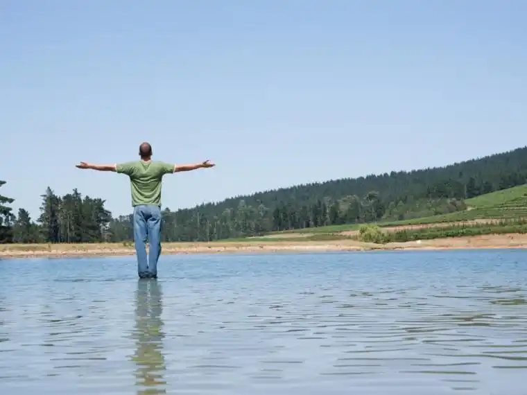 Científicos descubren cómo caminar sobre el agua