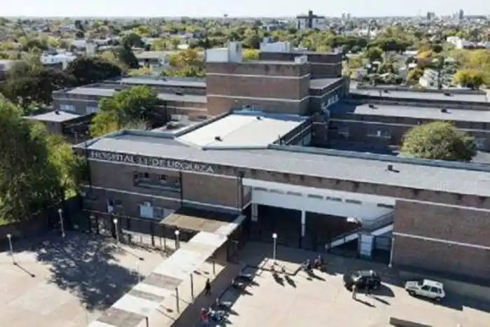 Una chica con el 70 % de su cuerpo quemado