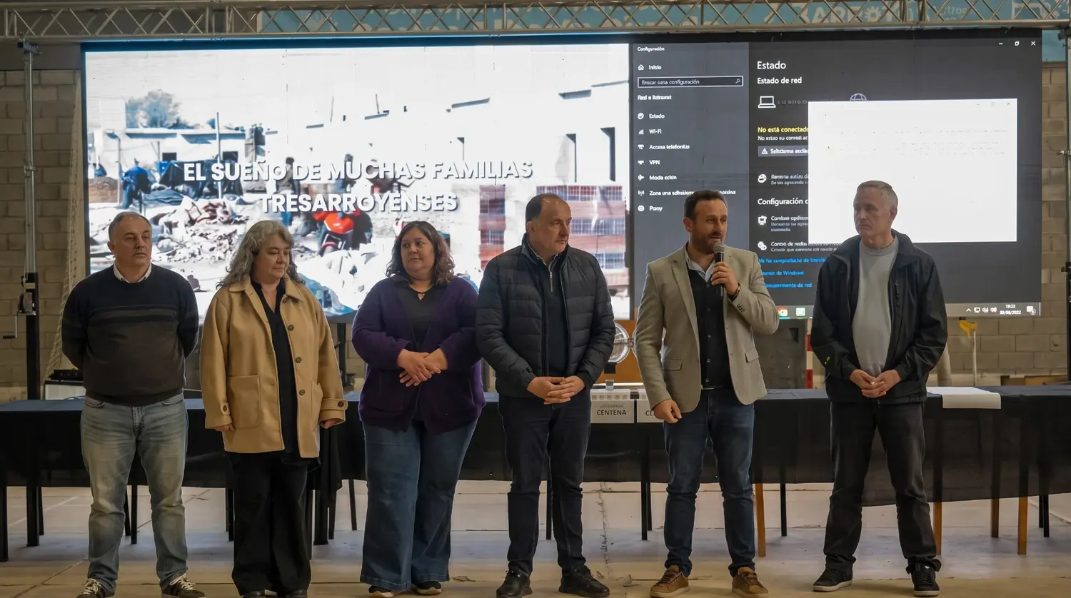 Representantes de la Escribanía General de Gobierno y del Instituto de la Vivienda de la Provincia de Buenos Aires, junto al intendente Pablo Garate, el secretario de Desarrollo Social, Martín Garate, y funcionarios municipales
