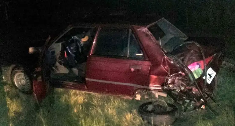 Un camión impactó violentamente a un auto en la Autovía 14