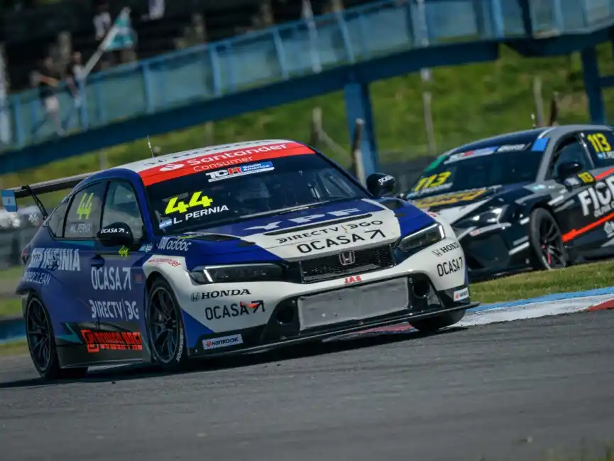 Leonel Pernía utilizó su experiencia para ganar la primera carrera.