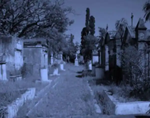 UNA NOCHE EN EL CEMENTERIO VIEJO
