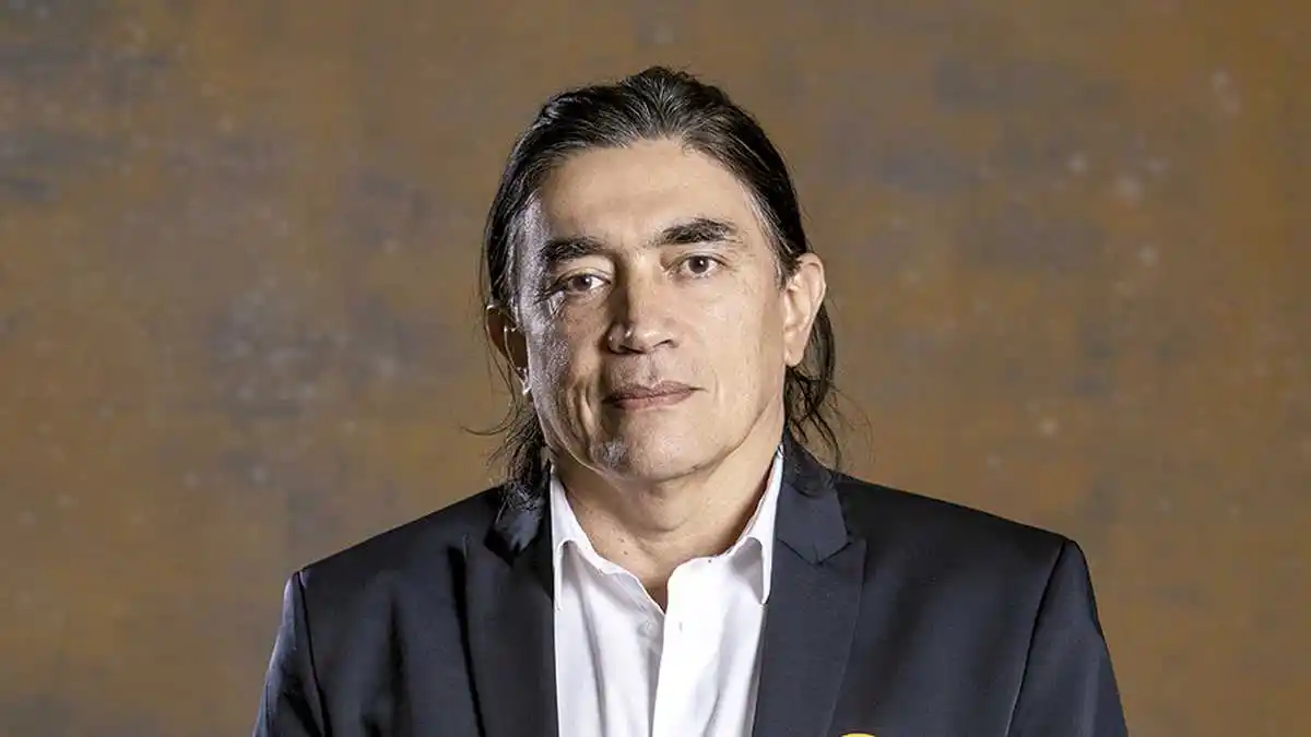 Senador Gustavo Bolívar intentó explicar cómo votar y terminó siendo ejemplo de cómo no hacerlo