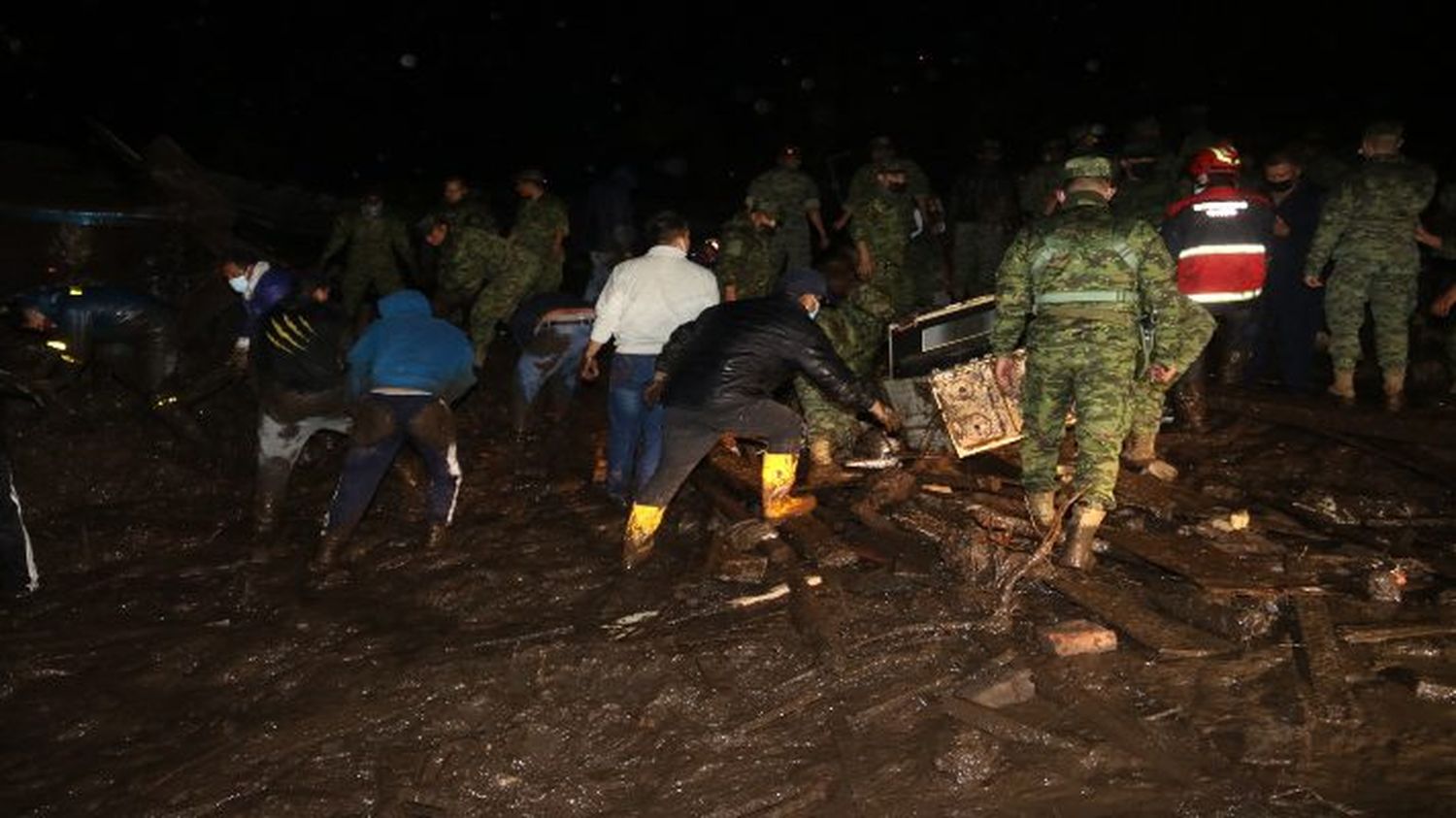 SE ORIGINÓ EN EL VOLCÁN PICHINCHA: once muertos y nueve desaparecidos deja aluvión en Ecuador