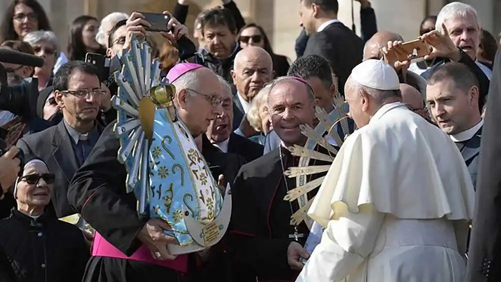 Ante el Papa, el Reino Unido devuelve una imagen de la Virgen de Luján que estuvo en Malvinas