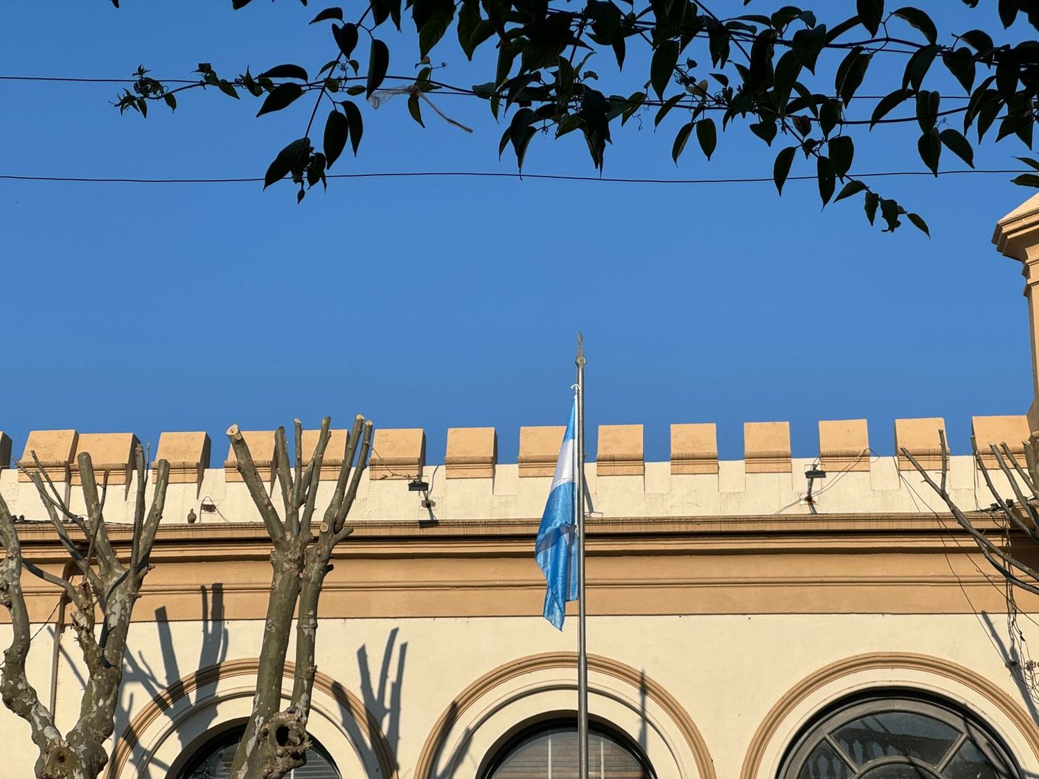 El Municipio no puso la Bandera a media asta por el aniversario del atentado a la Amia, declarado duelo nacional