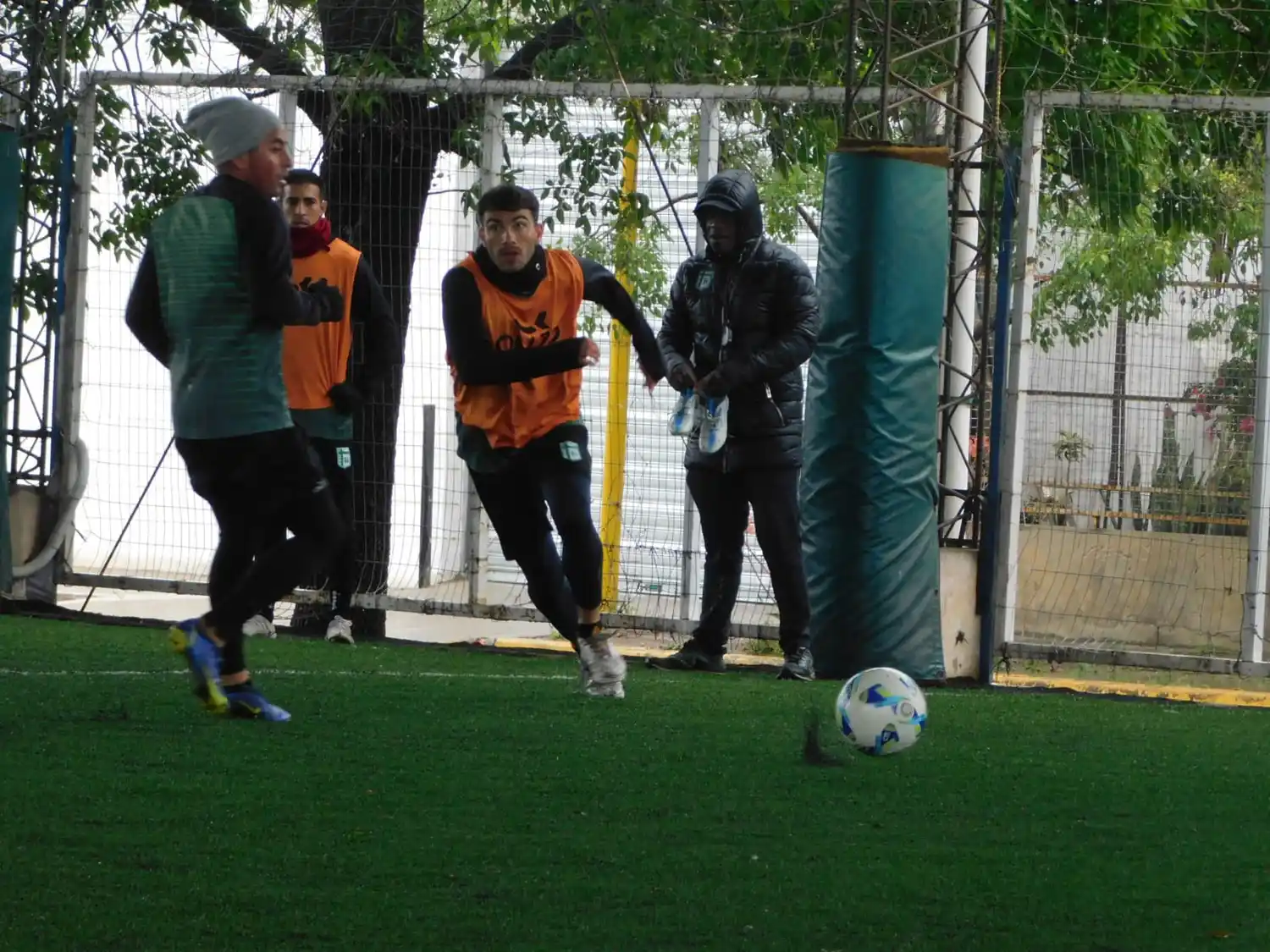 Sportivo practico en el sintético.