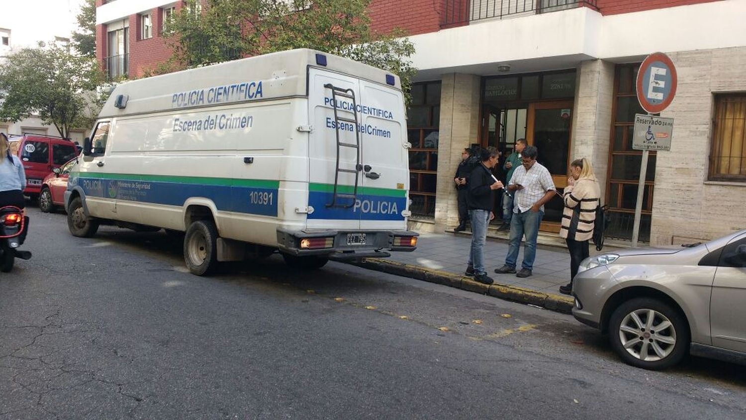 Un hombre fue asesinado en un departamento del centro