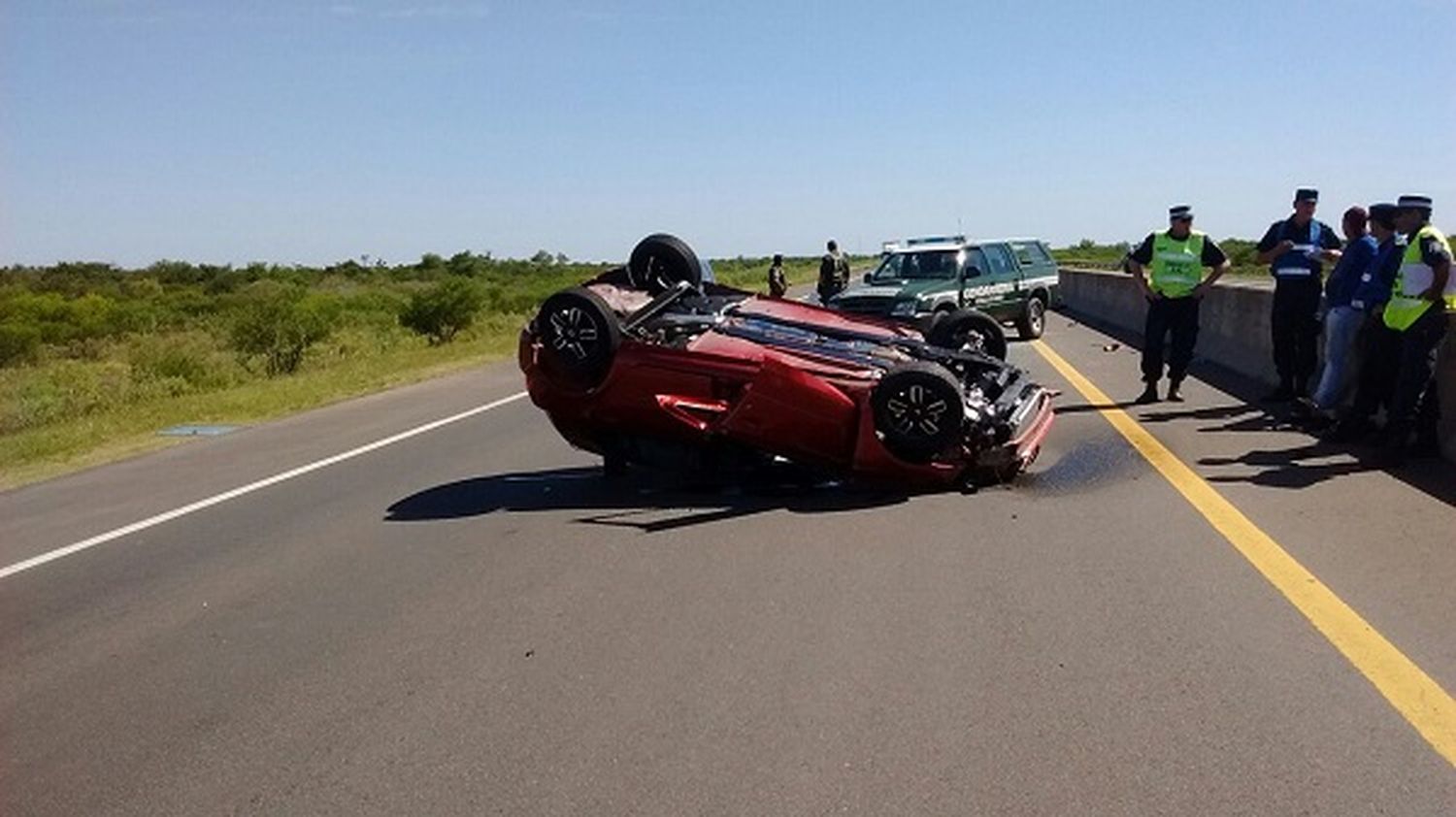 Un auto volcó y quedó en el medio de la ruta 14