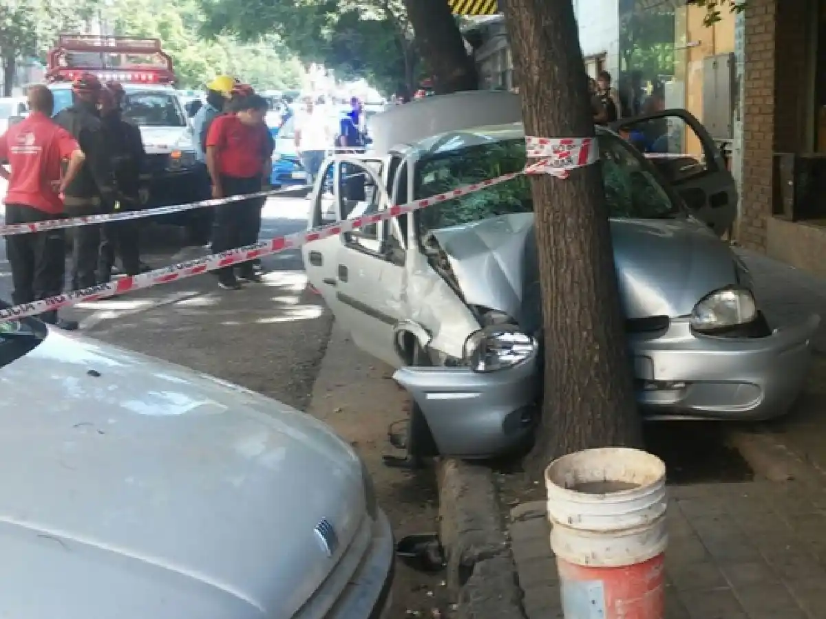 Tremendo choque en pleno  centro de Córdoba: un muerto  