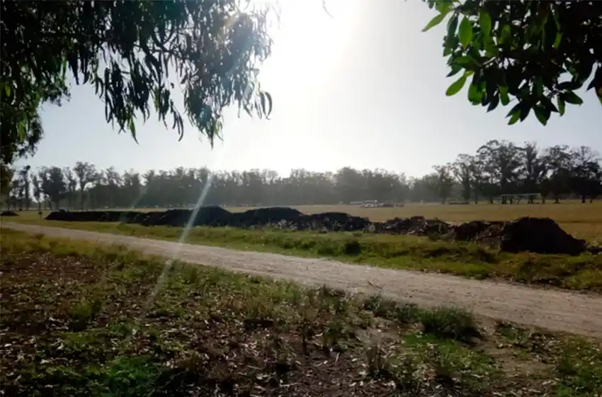 Denuncian montañas de escombros contaminantes en la Reserva Forestal Parque Camet