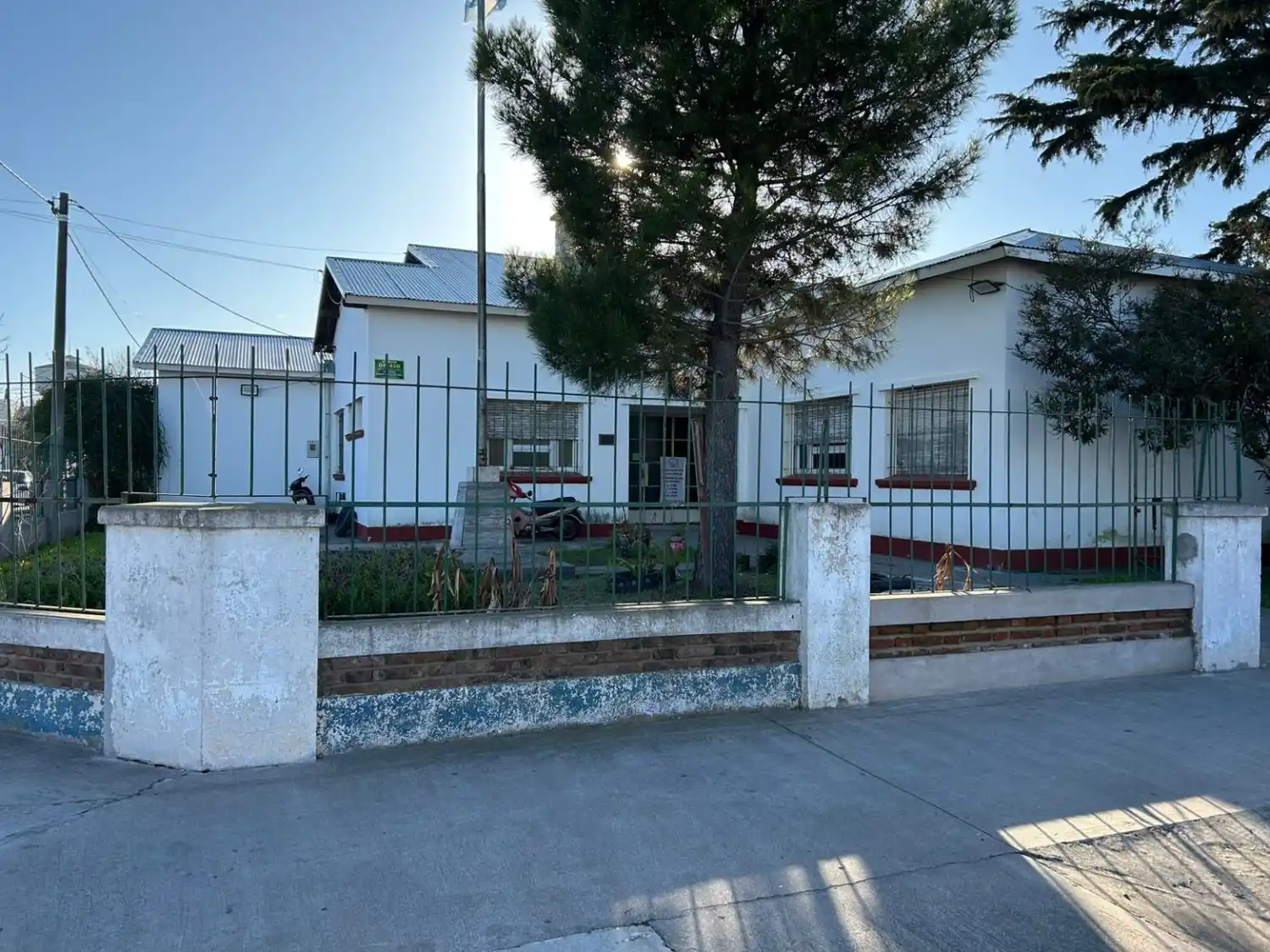 La Escuela 501 logró reunir los 800 litros de pintura para renovar su edificio