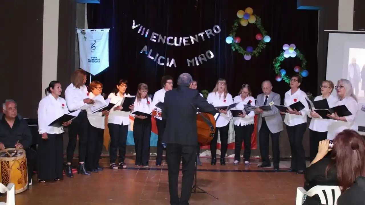 El VIII Encuentro Coral Alicia Miño armonizó una noche de música y emoción