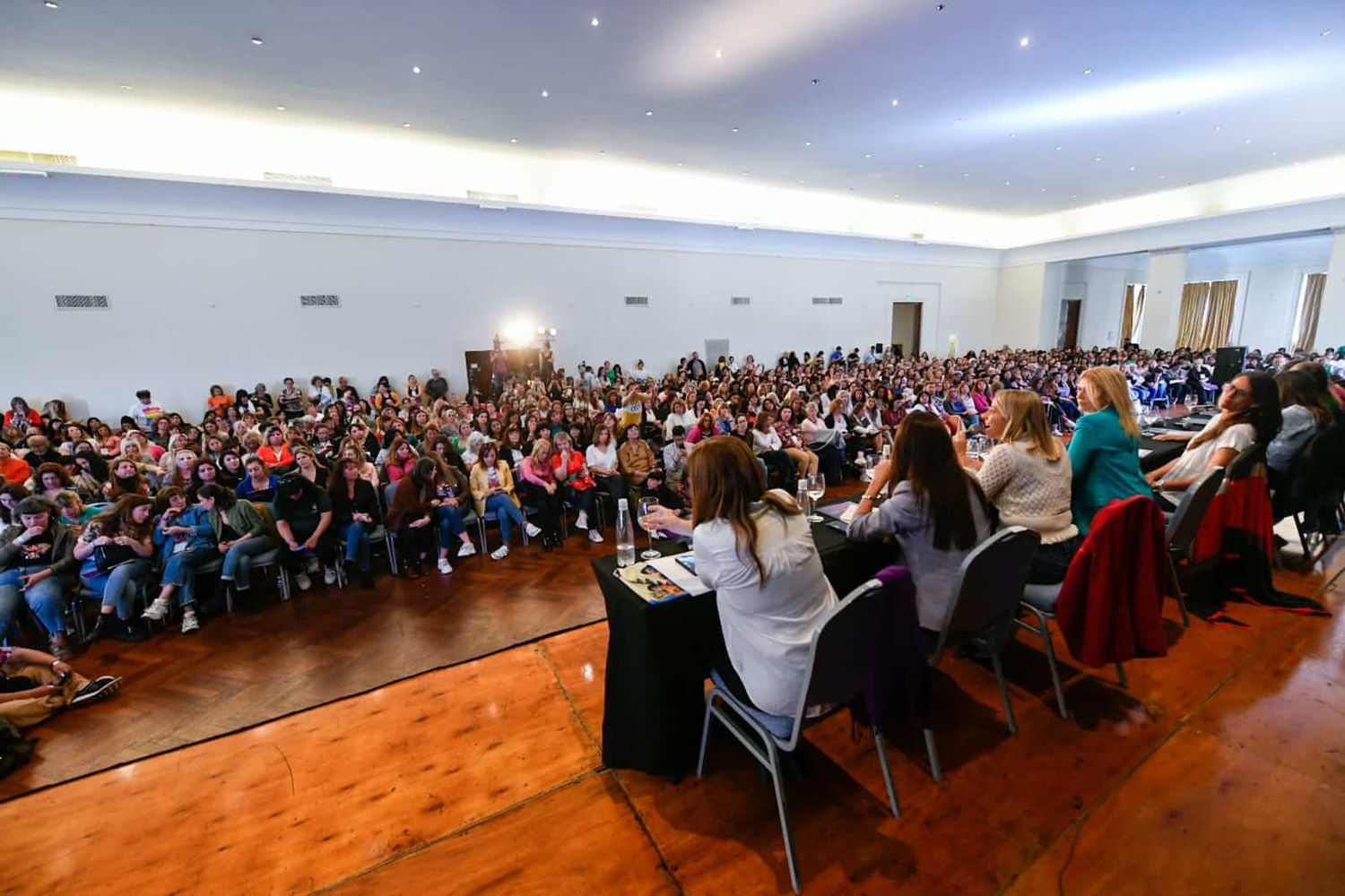 Stratta valoró la decisión política de poner en debate las tareas de cuidado