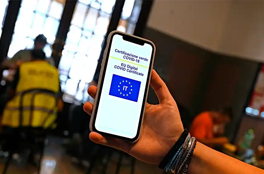 Con 80% de vacunados, Italia abre todo y se despide del metro de distancia