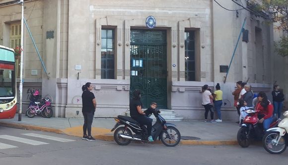 Preocupacion por los robos de bicicletas frente a escuelas