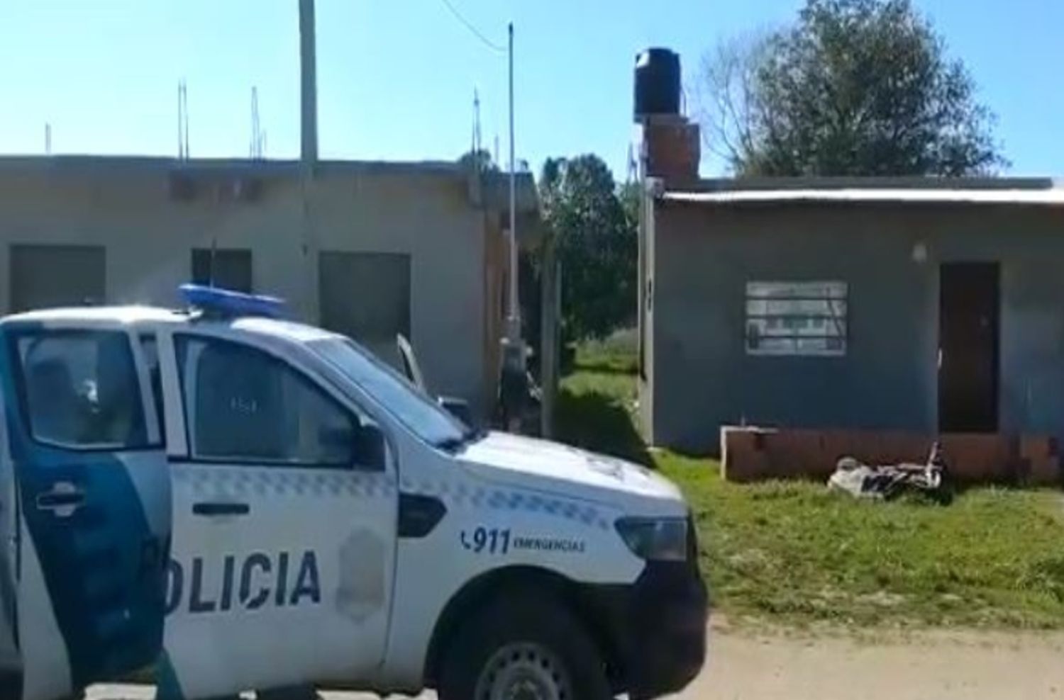 Todo un palo: discutió con un vecino, intervino la policía y agredió a un efectivo