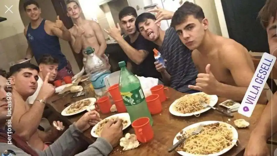 rugbiers comiendo.jpg