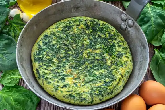 Cómo hacer una deliciosa tortilla de espinacas, ideal para la vianda