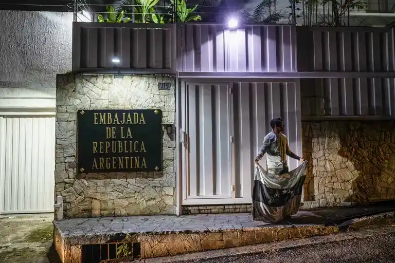 Escala la tensión: el régimen de Maduro le cortó la luz a la Embajada de Argentina en Venezuela donde se asilan seis opositores