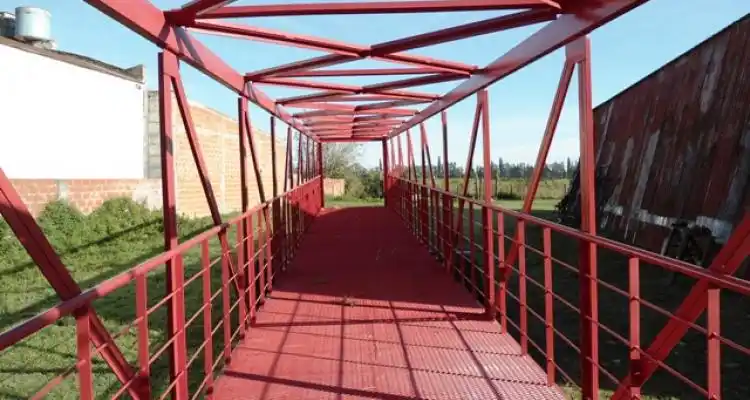 El lunes colocarán el puente peatonal