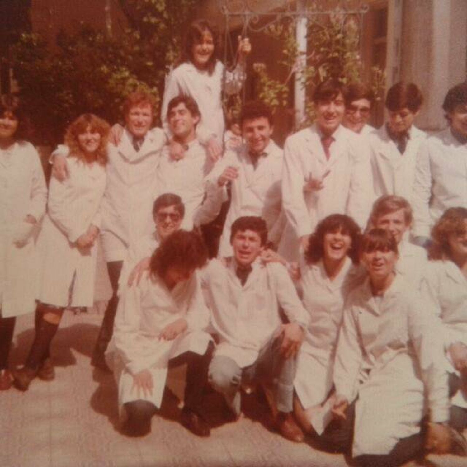 5º Año A, 1983, en el patio, junto al aljibe, en la vieja Escuela de Comercio-