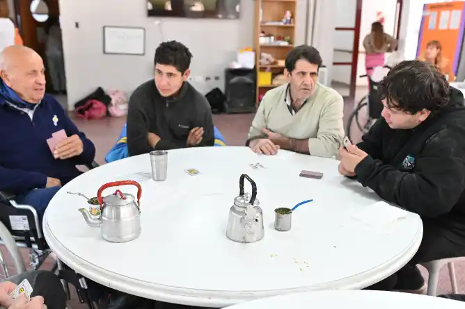 Hermoso encuentro intergeneracional en la Residencia Municipal de Larga Estadía