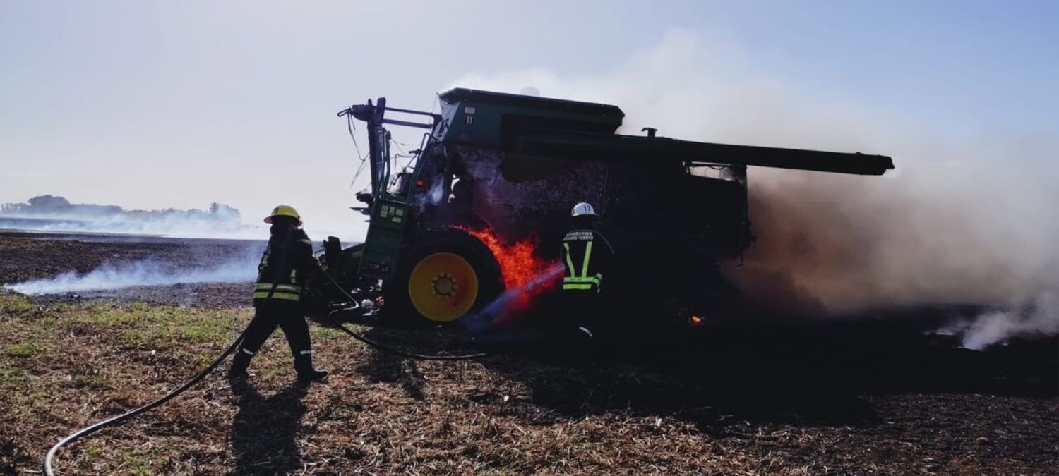 Bomberos de Venado y Sancti Spiritu acudieron a San Eduardo por el incendio de una cosechadora