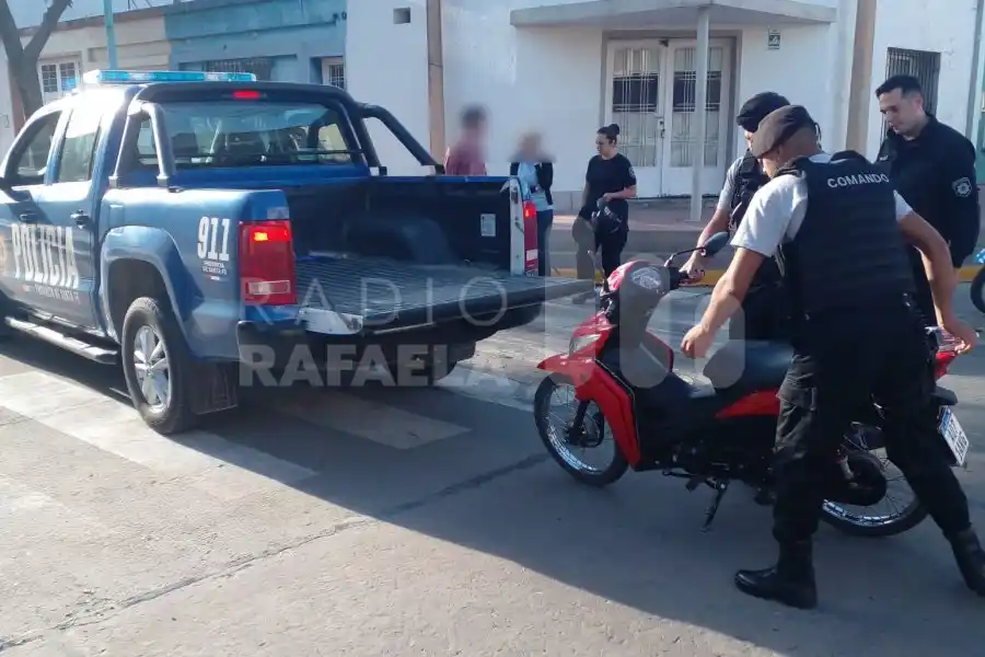 Accidentado arranque de mañana en barrio 30 de Octubre: una motociclista fue trasladada por el 107