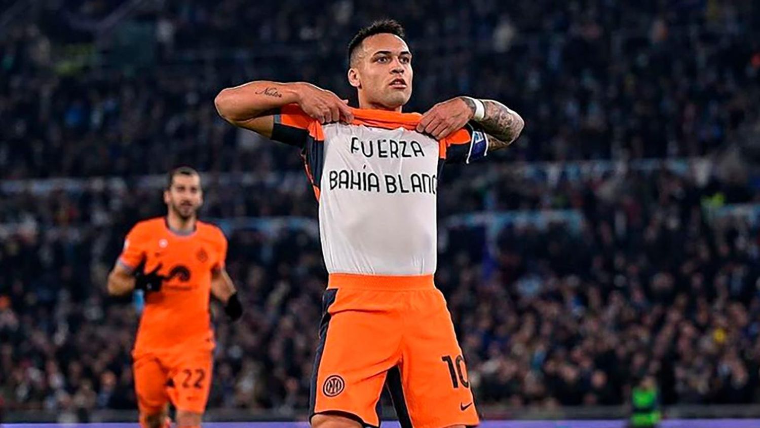 El día después del temporal, Martínez convirtió un gol frente a Lazio, se levantó la camiseta y mostró una leyenda que decía "fuerza Bahía Blanca" / Foto: IG @lautaromartinez.