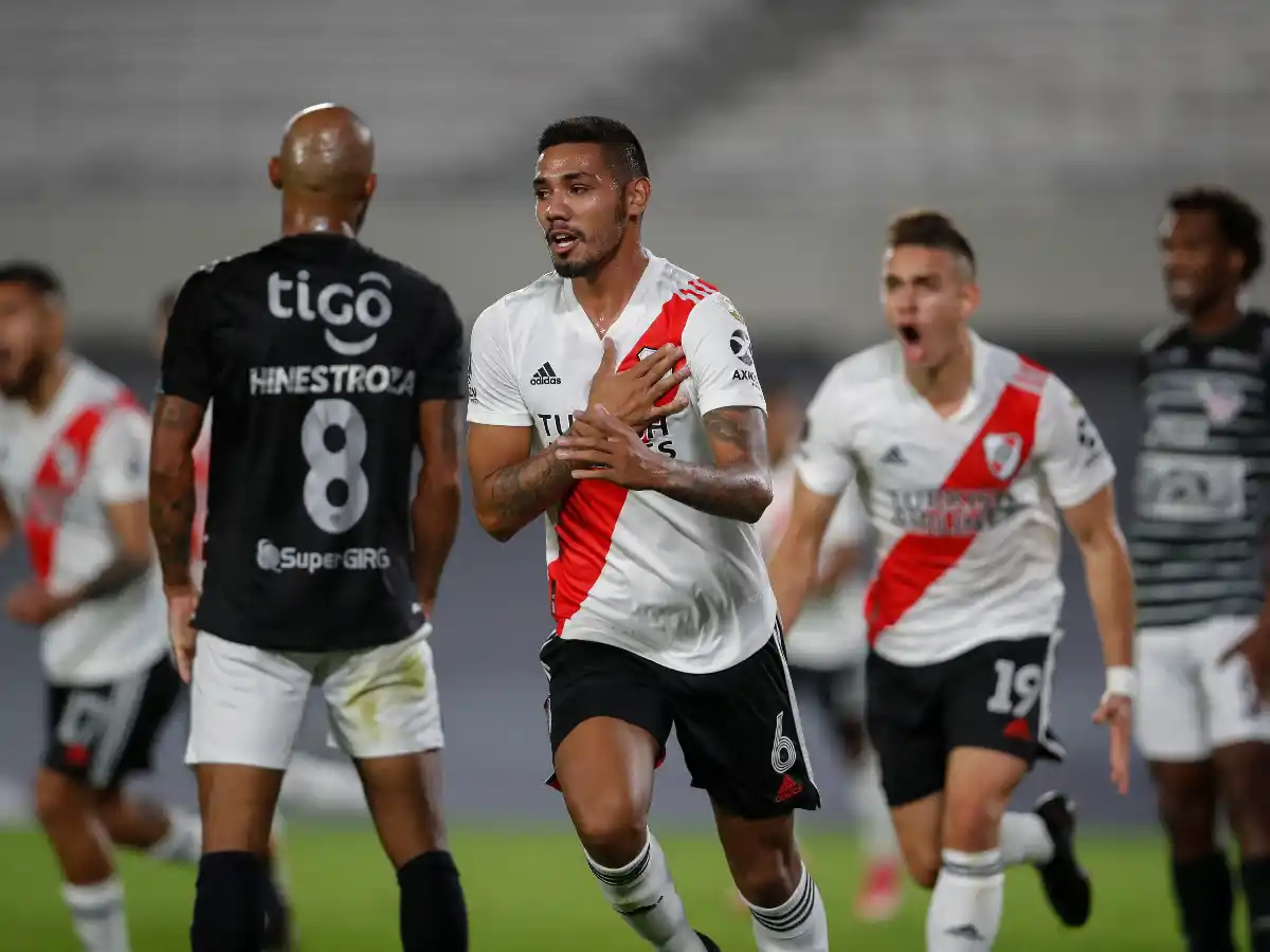En una noche polémica, ganó River