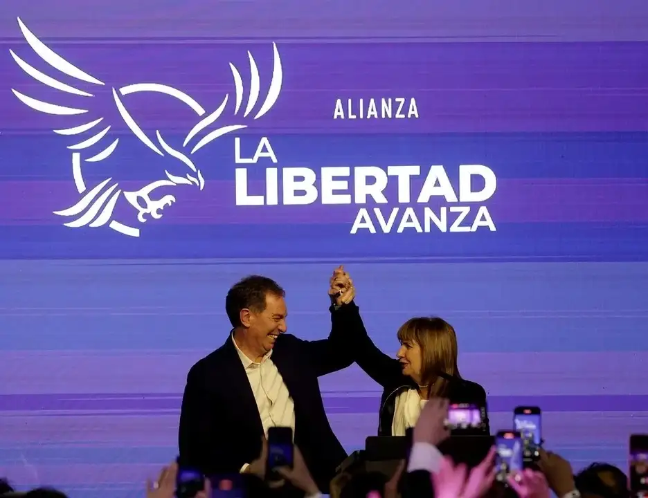 Diego Santilli y Patricia Bullrich en el bunker de LLA en las elecciones legislativas pasadas.