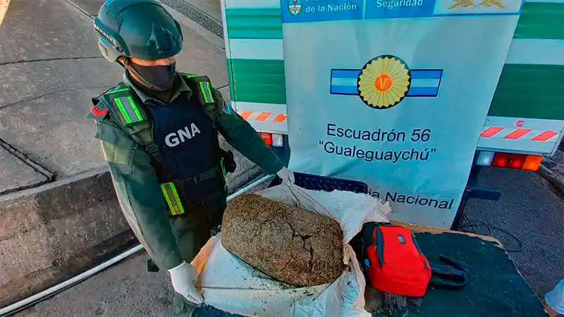 Detuvieron en Gualeguaychú a un hombre que viajaba en colectivo con más de 10 kilos de droga encima