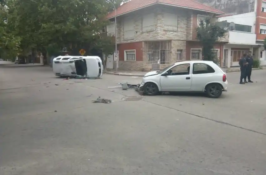 Impactante choque entre autos dejó una persona herida