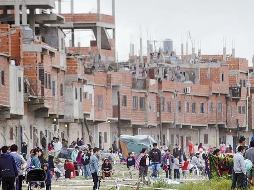 El encuentro se lleva a cabo en el cruce de las calles Cruz y Escalada y desde temprano varios allegados a la víctima están reunidos para pedir justicia.