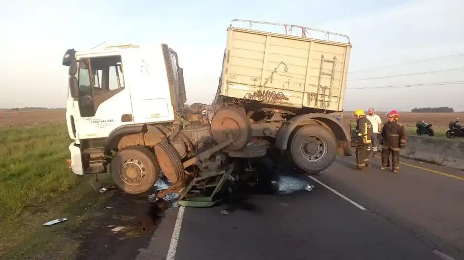 Un hombre que manejaba un tractor falleció tras ser embestido por un camión en la Ruta 226