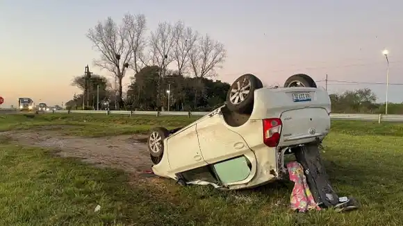 Por esquivar a otro vehículo y evitar un accidente frontal, terminó volcando con el auto