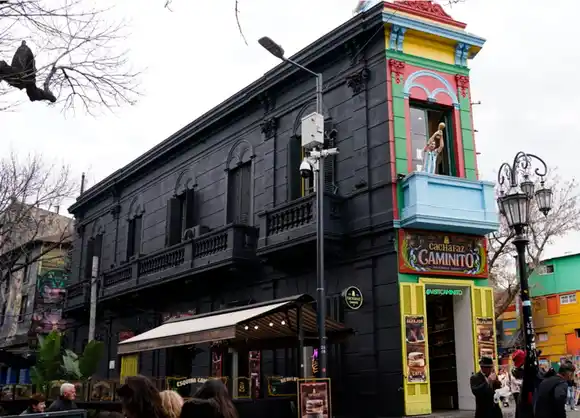 Caminito: ¿Por qué una tradicional esquina de La Boca apareció pintada de negro?