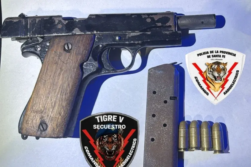 Dos jóvenes detenidos con una pistola y balas en zona oeste
