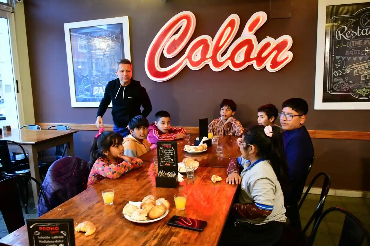 Los niños disfrutaron una merienda en la Confitería Colón.