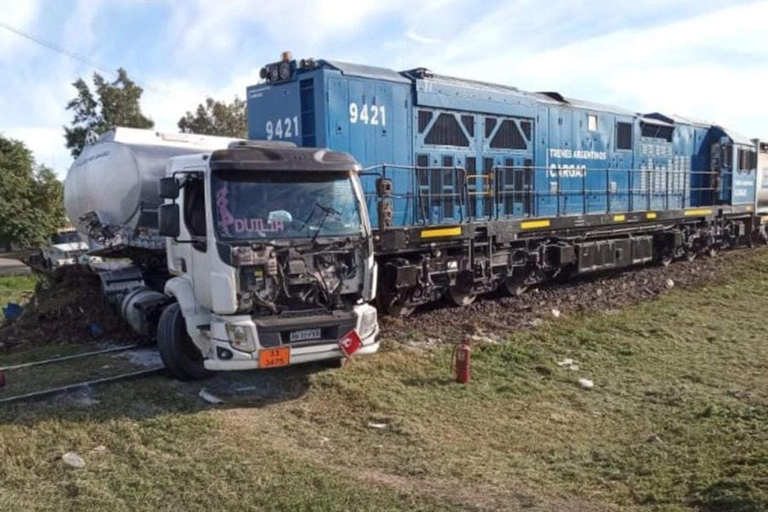 Tren chocó y arrastró por más de 100 metros a camión cisterna con combustible