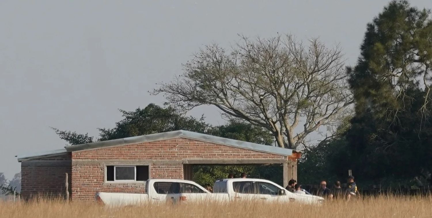 La jueza federal Cristina Pozzer Penzo encabezó en primera persona rastrillaje en un campo donde un vecino denunció haber escuchado a un niño gritar el día que desapareció Loan. Foto: Gentileza Clarín / Juano Tesone.