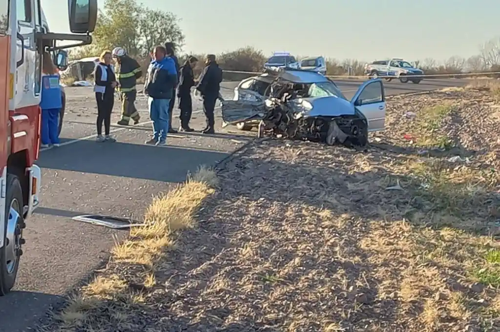 Mendoza: murió una mujer tras chocar un auto con una camioneta