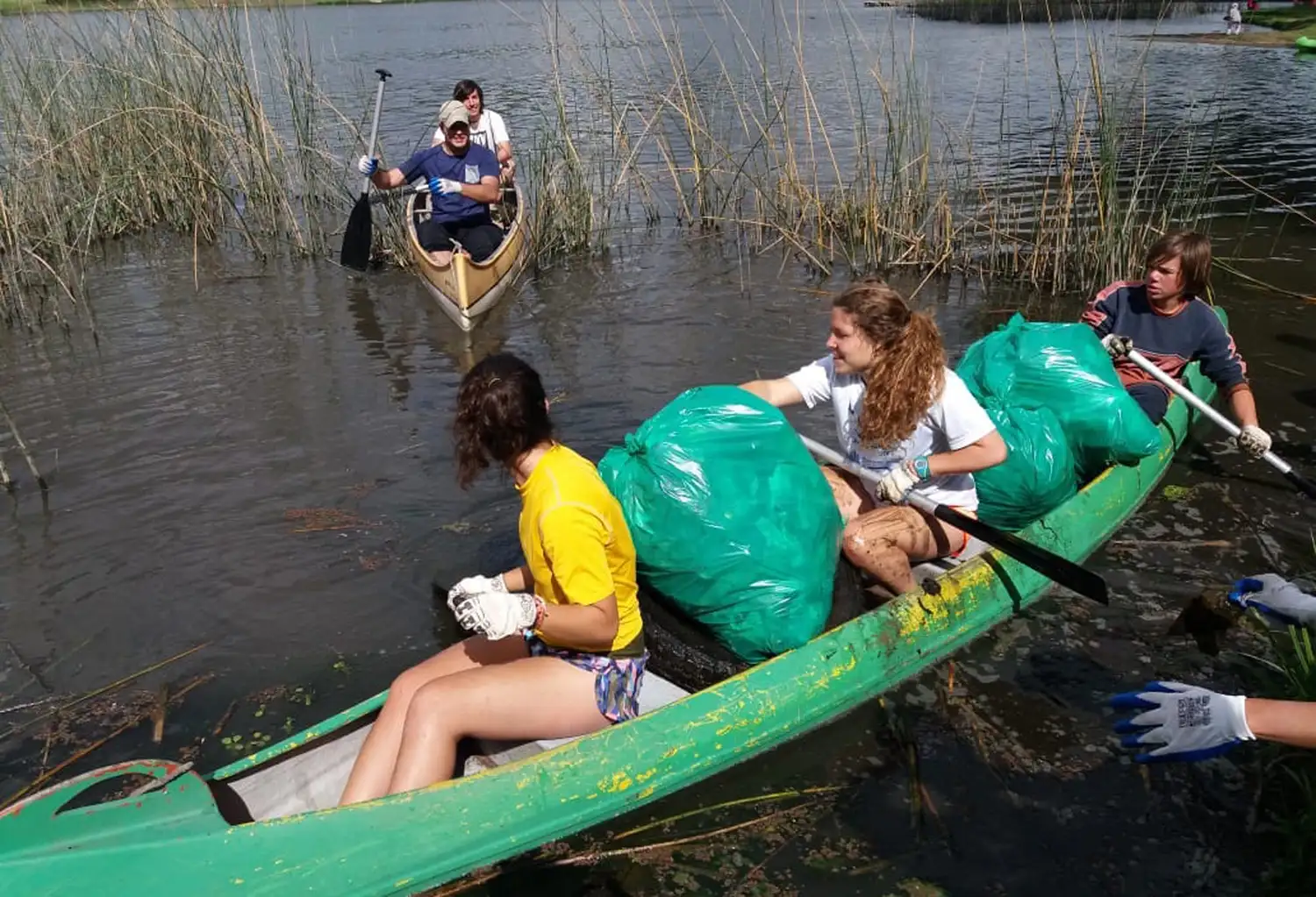 En la sexta jornada de limpieza del Lago, llenaron un camión recolector de residuos