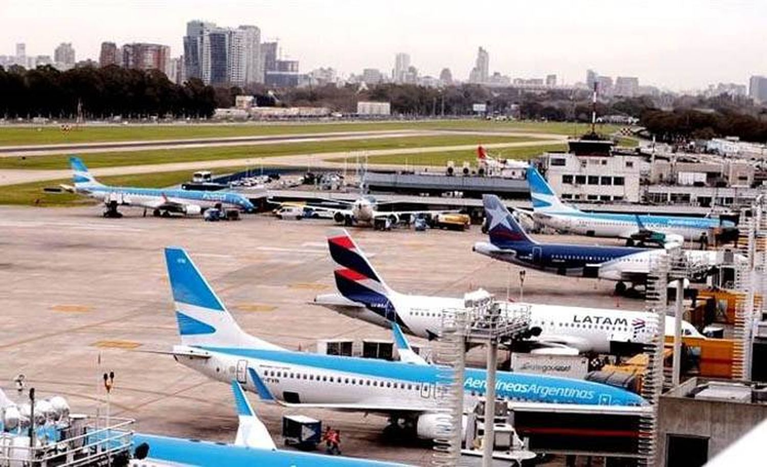 El Gobierno evalúa cerrar el Aeropuerto de Ezeiza para vuelos internacionales