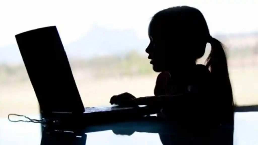 Francia avanza en una ley para prohibir el acceso a redes sociales a menores de 15 años