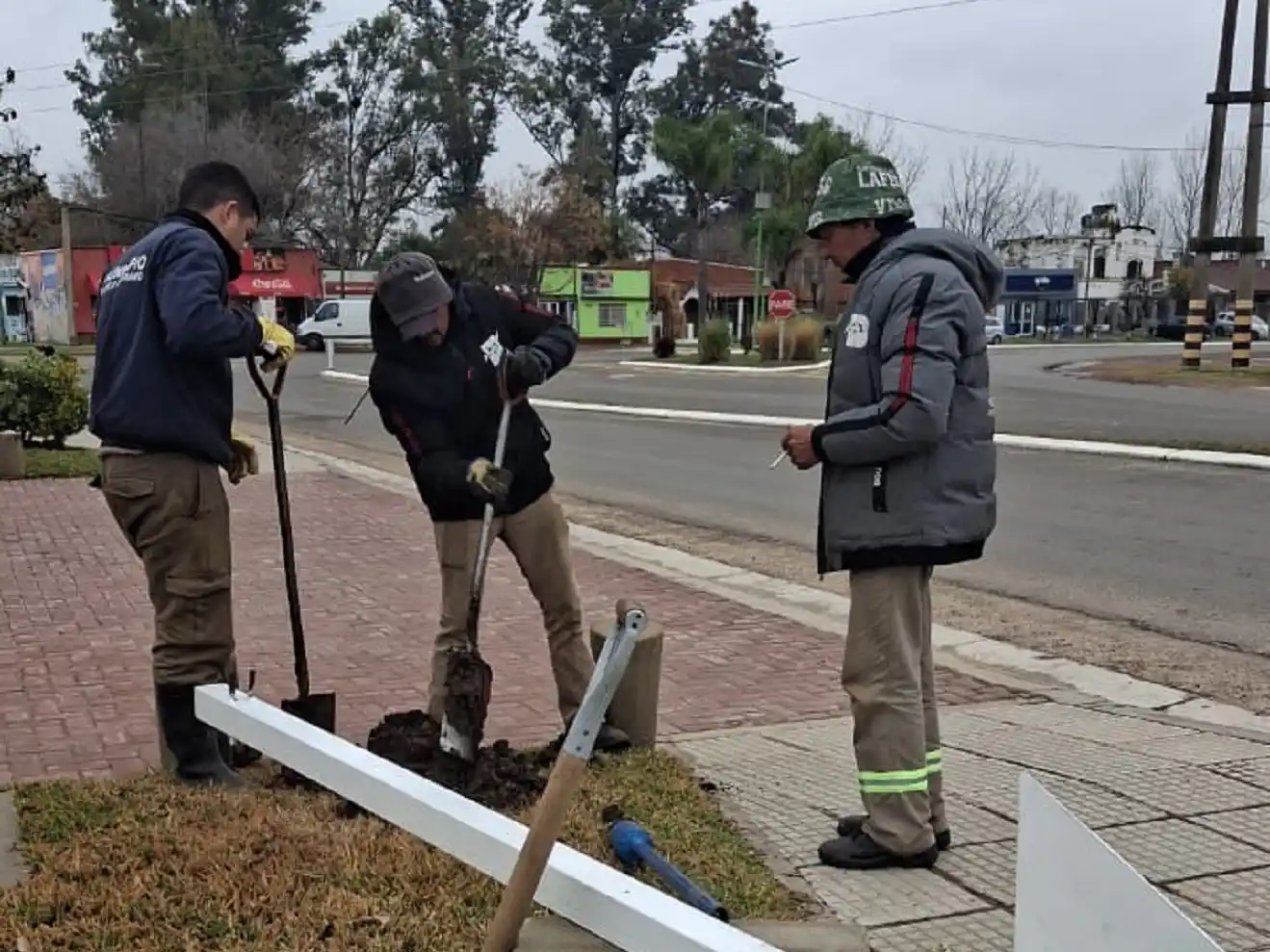 Comenzaron con la colocación y el recambio de cartelería y señalética en Pueblo Belgrano