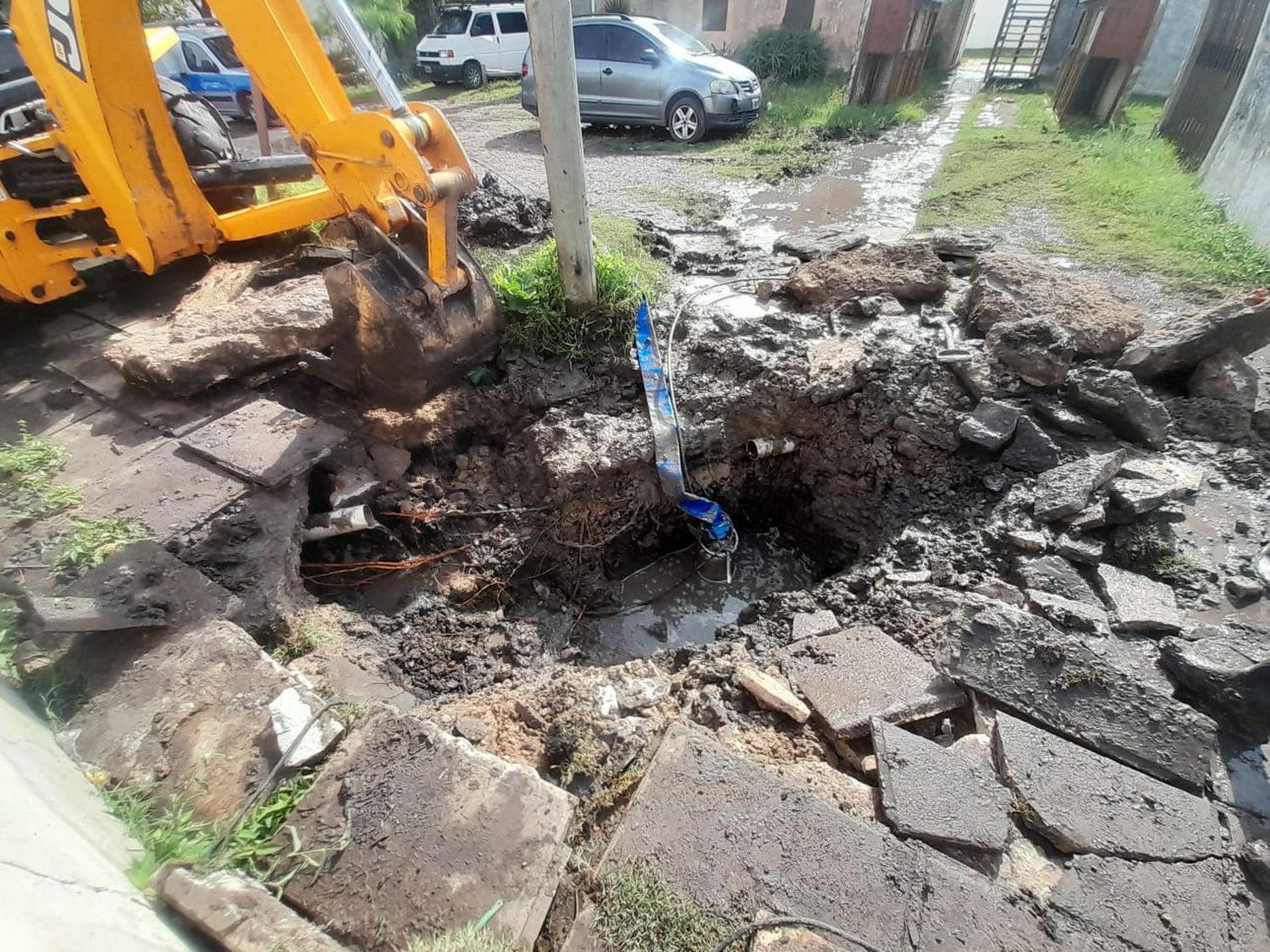 Se rompió un caño de agua que afecta el servicio en los Barrios 338 y 140